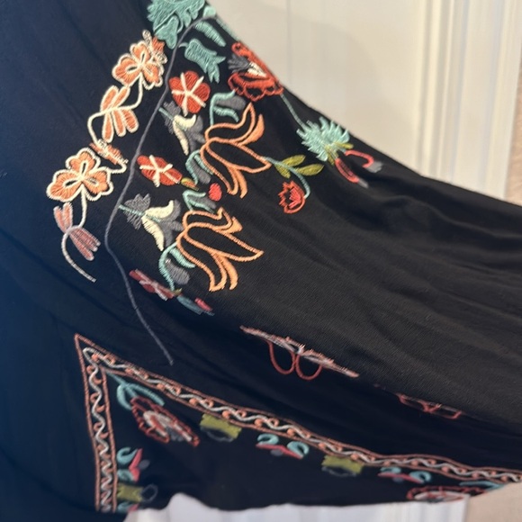 NWOT Embroidered Blouse by Easel Los Angeles and Coordinating Copper Necklace - Picture 4 of 5